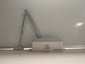 Дверной доводчик для двери морозостойкий MANTELLA до 75кг серебро