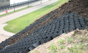 Георешетка полимерная объемная для защиты склонов ГО 15/20 165х165