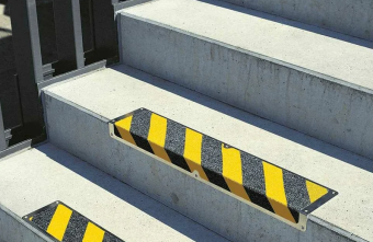 Противоскользящее покрытие с уголком из алюминия и противоскользящей лентой желто-черная 111*22*600 мм